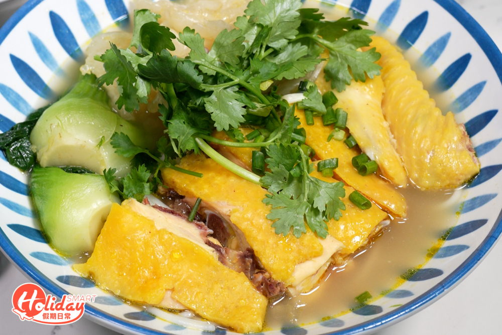 花膠雞湯以慢火熬製長達12小時，落足心思。