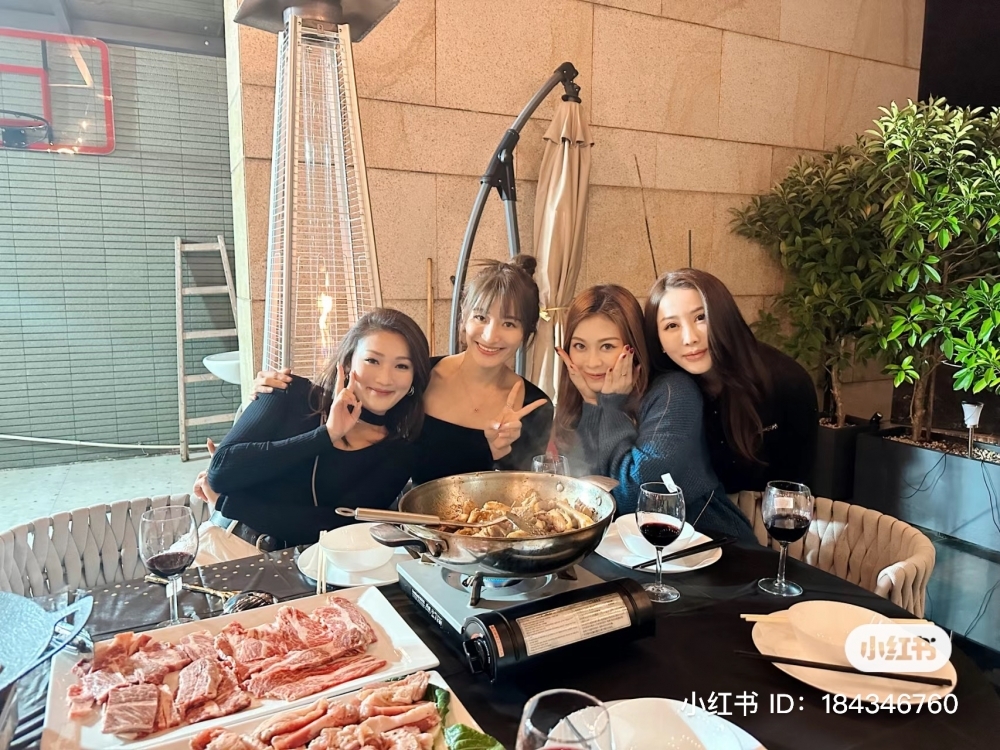 佳麗們分享嘅聚會照可見佢哋喺花園燒肉