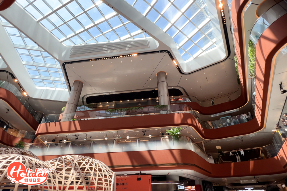 位於啟德的AIRSIDE終於落成並開放給公眾，樓高47層的商場設160間商戶，包括國際時裝品牌、美容化妝品牌、生活家俬、親子空間、玩具精品、運動用品等。