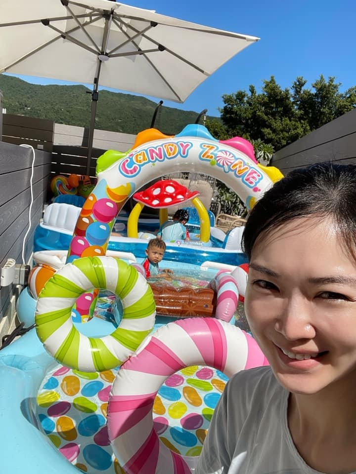 葉翠翠家中亦有花園，更同時放到2個吹氣泳池
