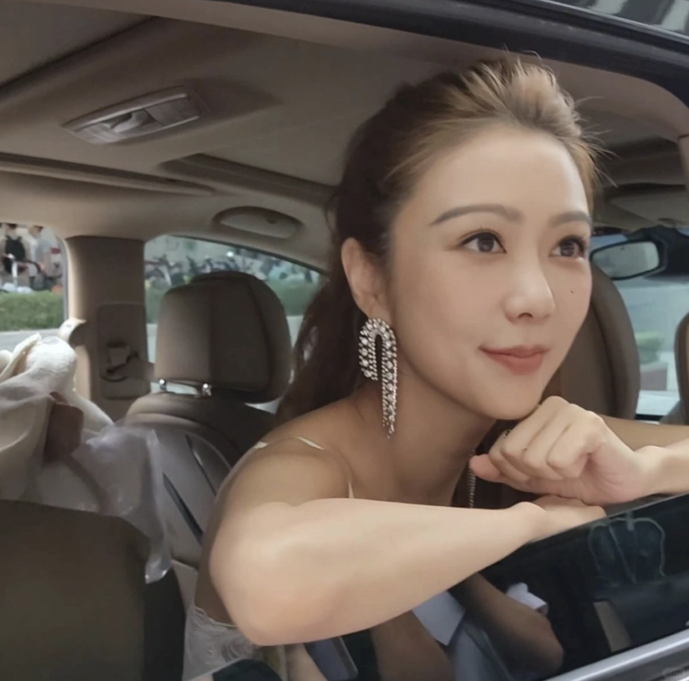 好多員工都將當日拍攝嘅相片上傳到小紅書分享，網民紛紛感歎Fiona逾40歲但保養得宜