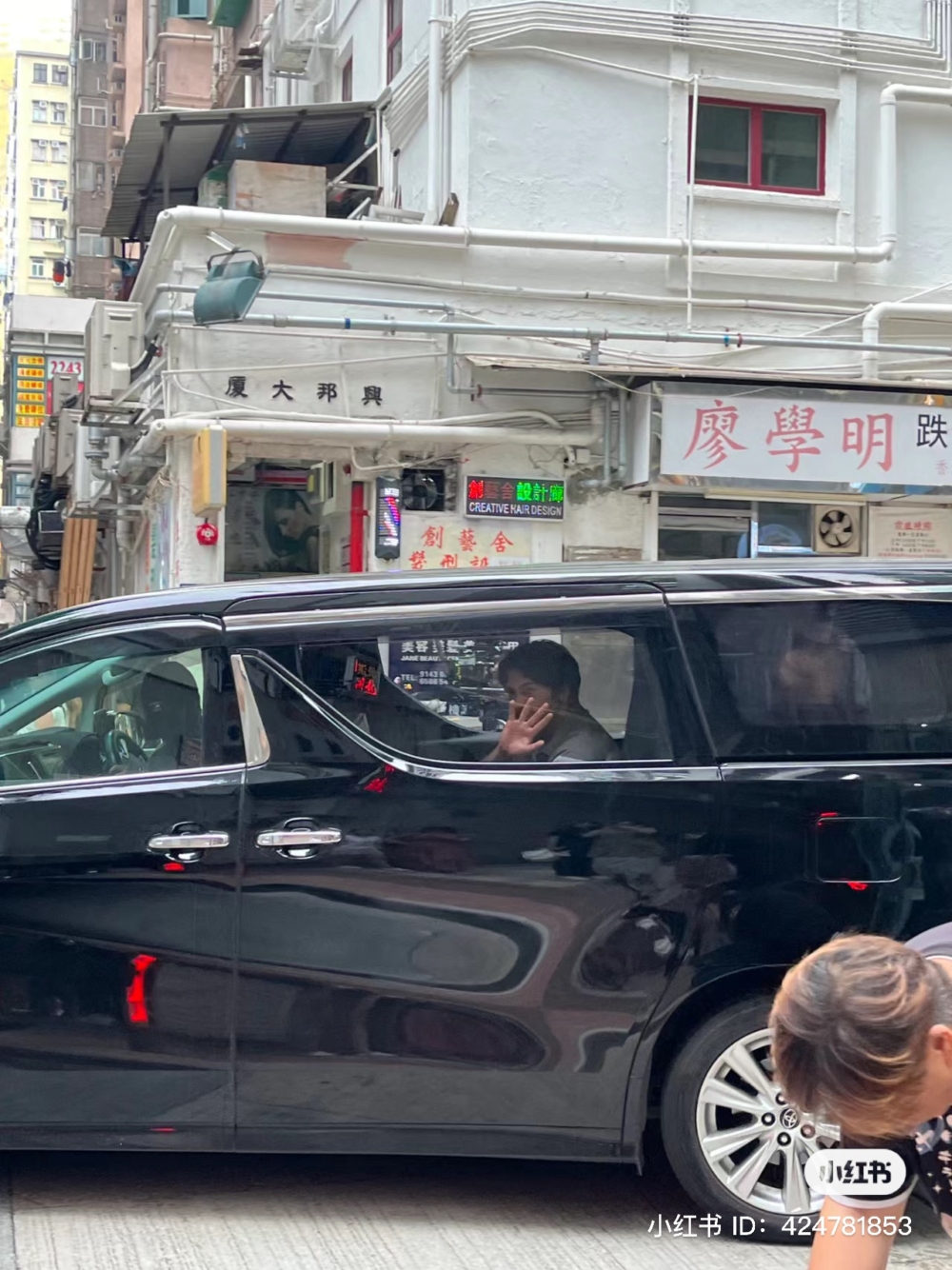 雖然無fans包圍，但William卻十分親民，喺等埋位期間都會親切向市民揮手