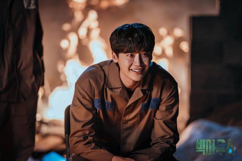 李鍾碩飾演三流律師朴昌浩，佢於劇中黑化對抗惡勢力，查出真相。