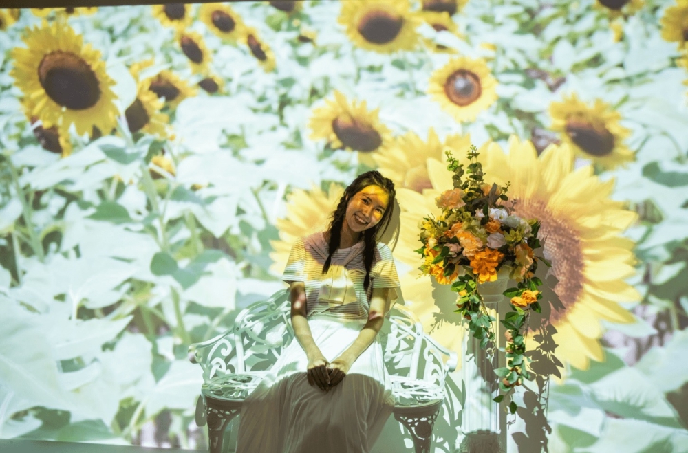 「光影心靈花園」以向日葵、繡球花及薰衣草呈現出日與夜不同視覺效果～