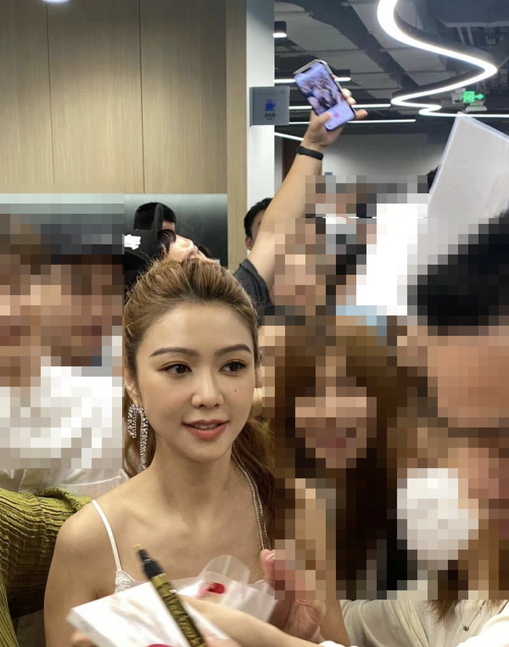 最近Fiona就現身深圳一間公司出席活動，佢一出現即獲大批員工包圍