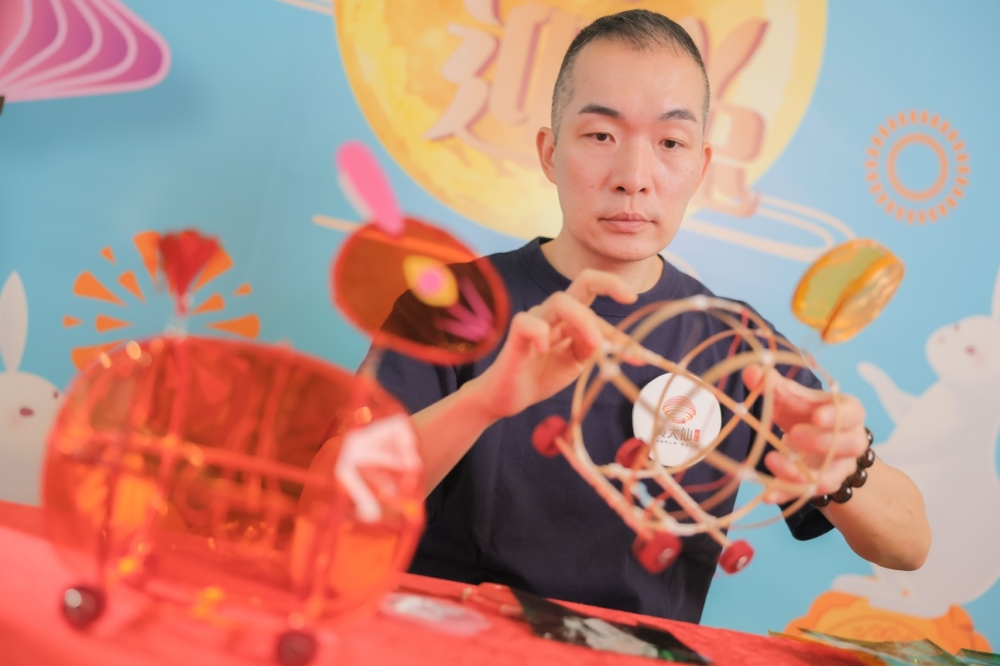 歐陽秉志師傅親自教大家製作傳統兔子燈籠～