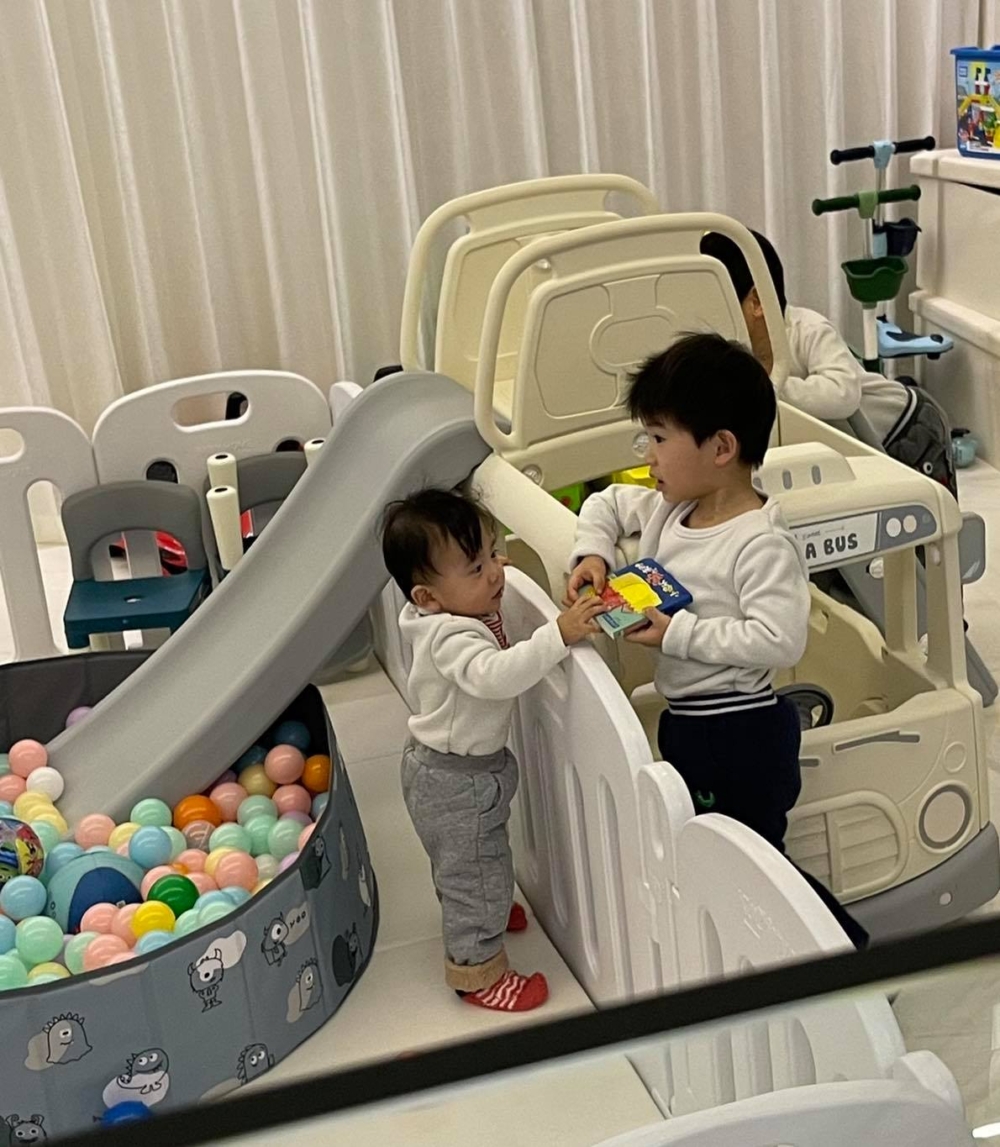 葉翠翠將家佈置得好似遊樂場，有各種設施如滑梯、波波池