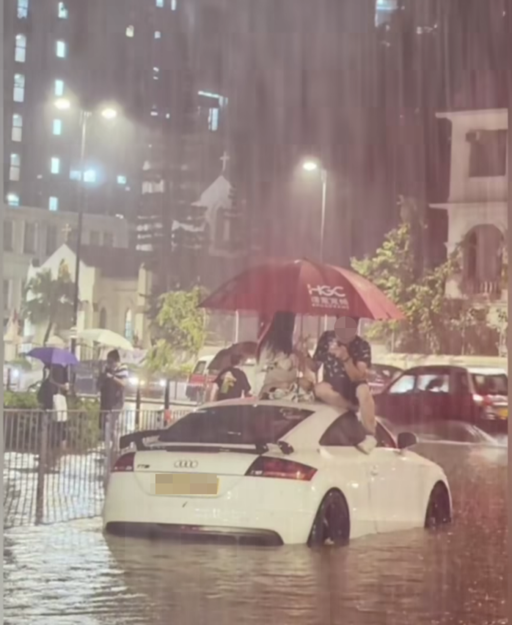 該網友留言：「雨中的戀人們」，更配上bgm黃凱芹《雨中的戀人們》