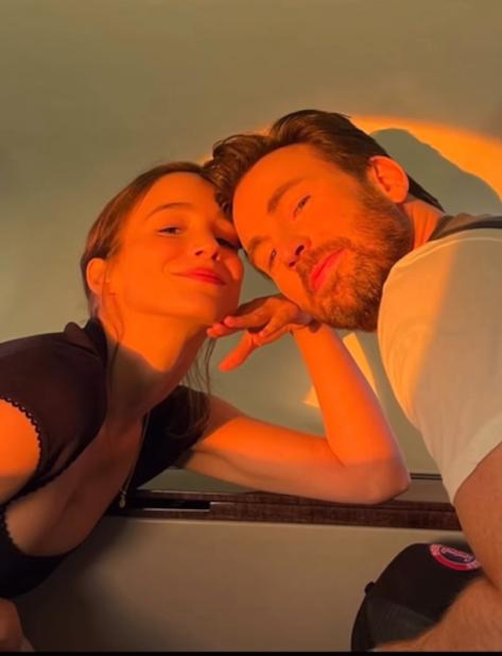 兩人在Chris Evans的家鄉麻薩諸塞州波士頓一個私人莊園低調舉辦婚禮～