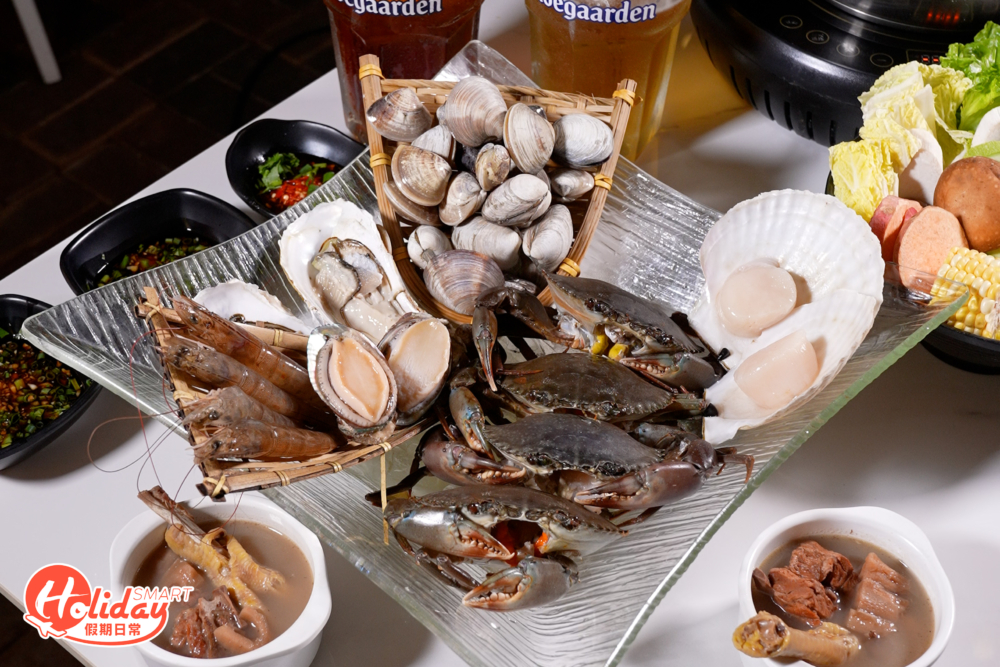 店家主打海鮮蒸氣鍋，並設有多個海鮮套餐，最平$128就有交易，全部都包含了精選老火湯、任食蔬菜、海鮮粥底及甜品，另有紅棗杞子蟲草花蒸雞作為頭盤。