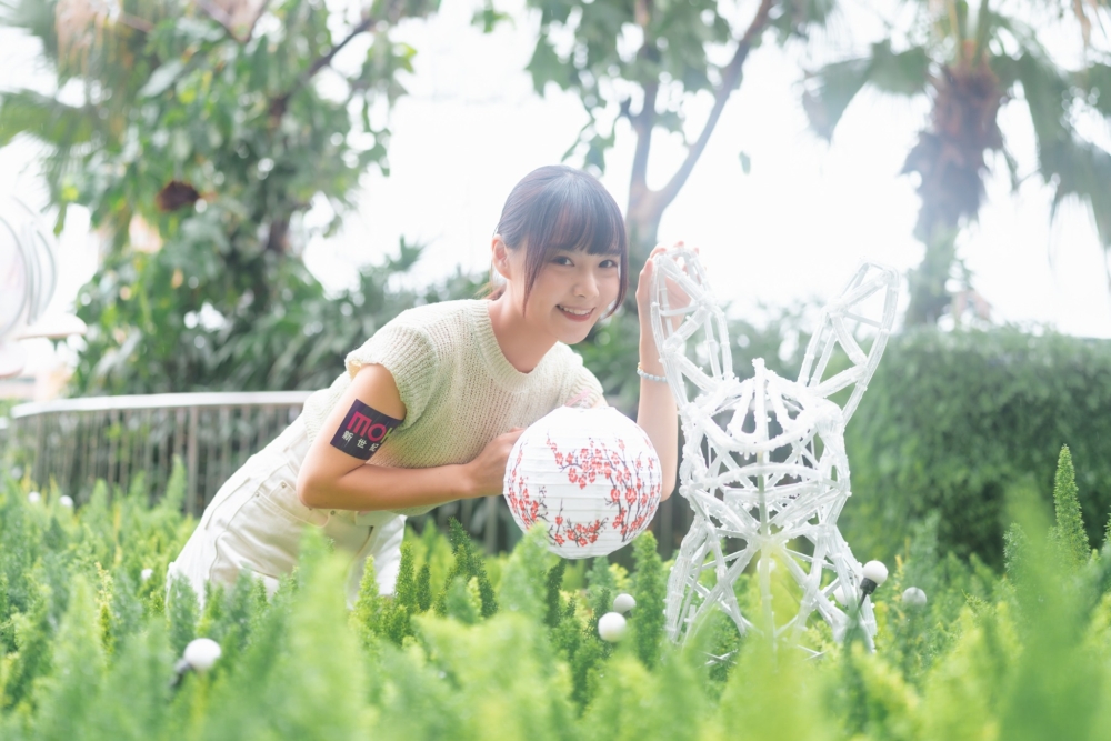 多隻閃閃發光的玉兔藏身在園圃內～