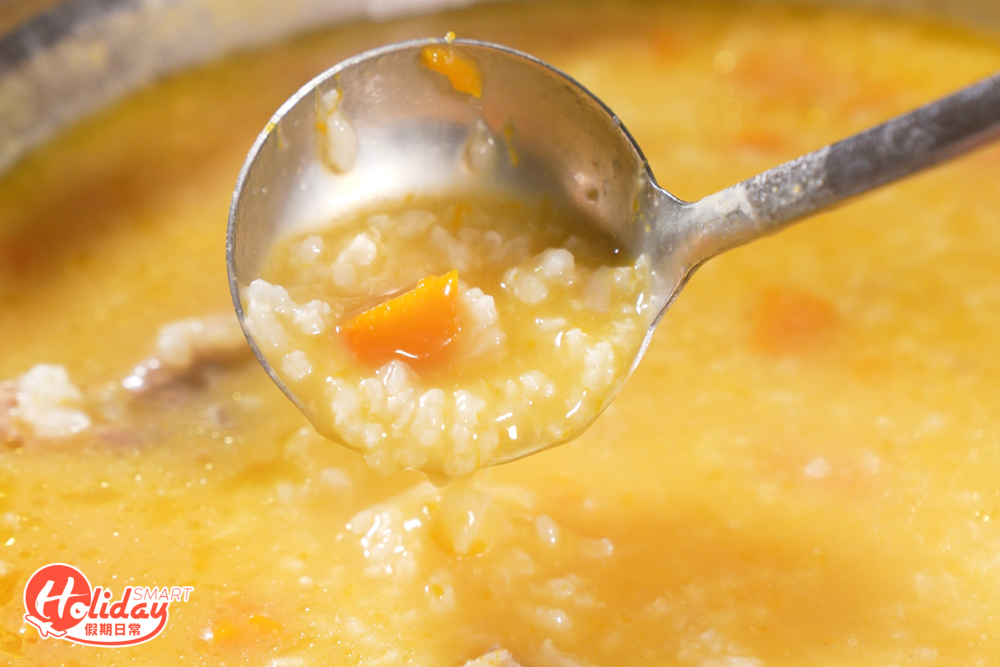 最後打開蒸籠，粥底有南瓜、芋豆和豬骨，再索上海鮮湯汁精華，食落啖啖帶鮮香又綿密。