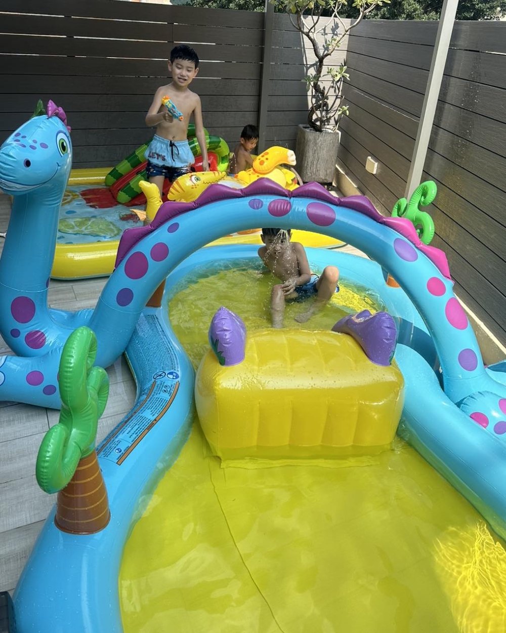 夏天自製水上樂園畀仔仔玩。