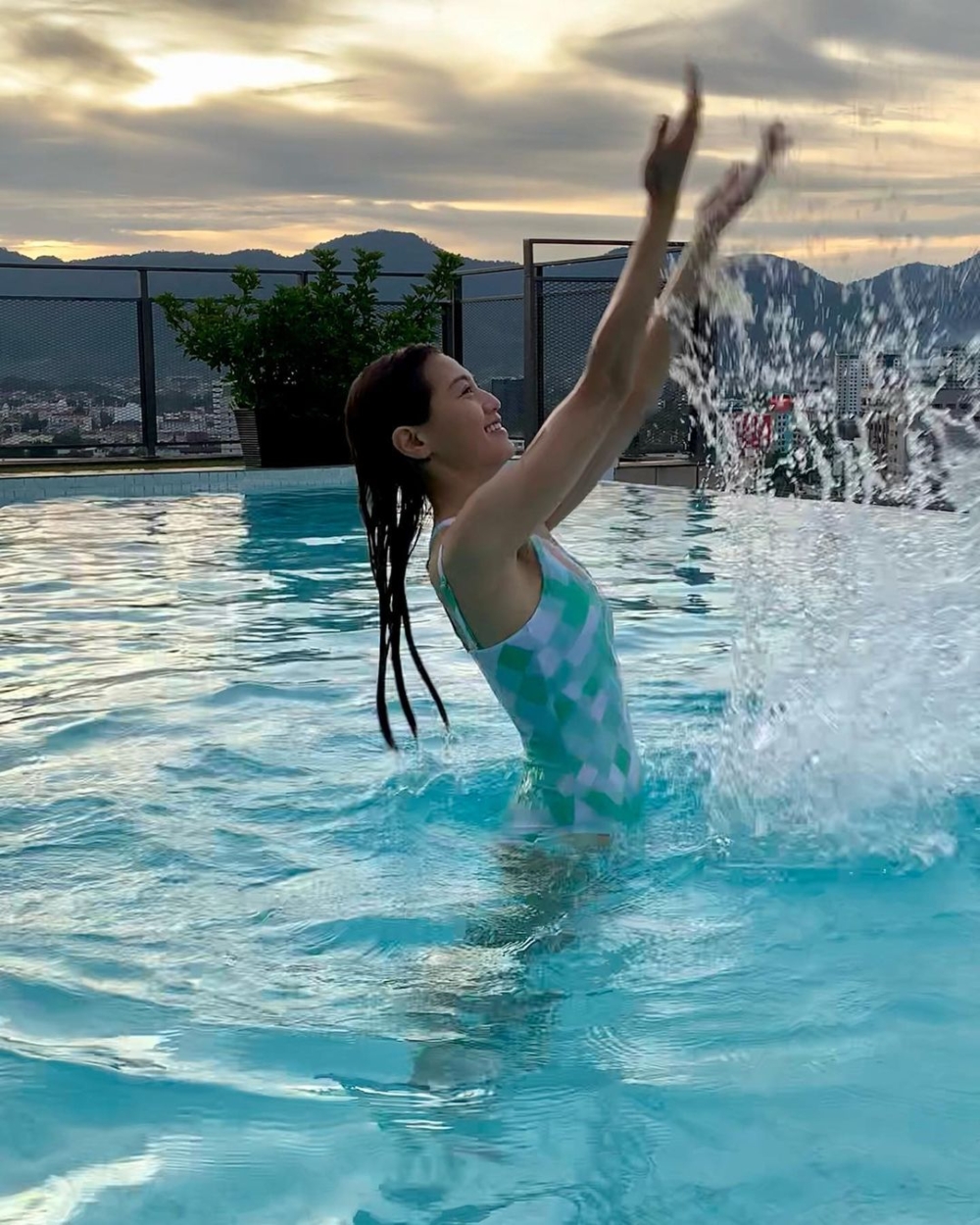 夜晚不宜游水！