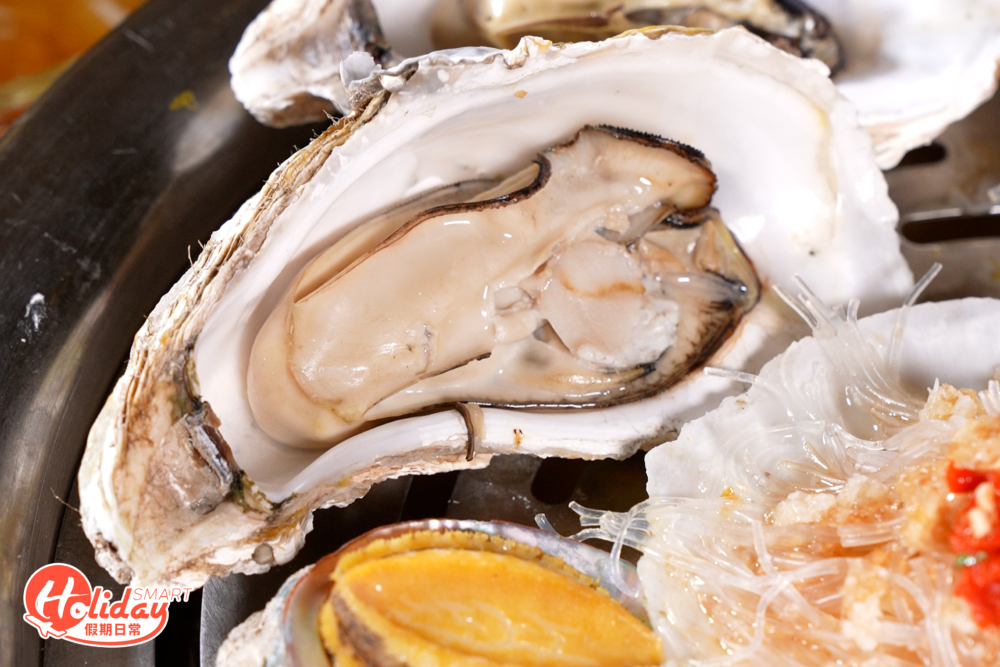 而套餐中的海蝦、生蠔、扇貝及鮑魚雖是定量供應，也都可於魚缸中選擇，一樣肥美鮮甜！