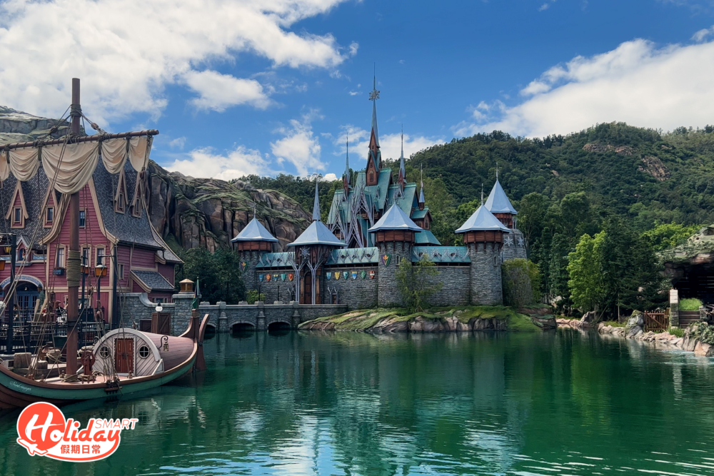 由阿德爾皇室居住的城堡，也是娜和愛莎出生和成長的地方，城堡位於峽灣的未端，充滿北歐設計特色。晚上阿德爾城堡更會亮燈，標誌著對阿德爾居民的保護和愛戴。