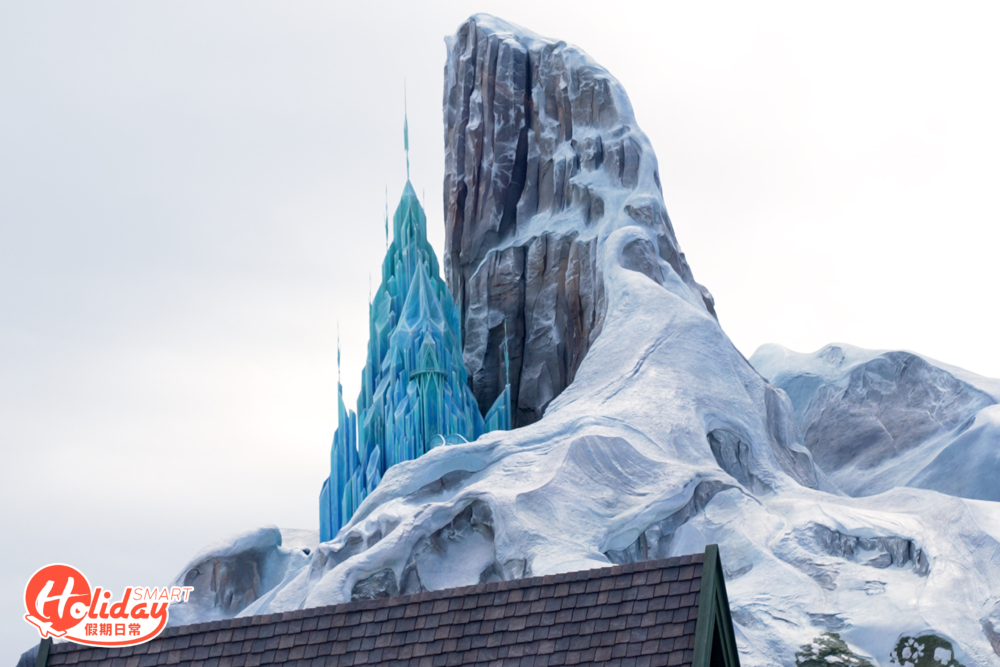 小鎮重現《魔雪奇緣》愛莎離開王國並與世隔絕的生活後，以魔法創造了冰雪皇宮作為她的居所。