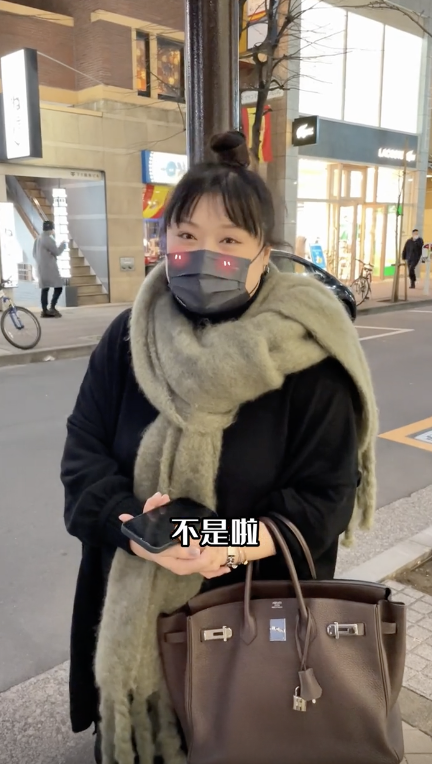 細細粒之前去日本旅行時就拎住價值8萬的HERMÈS Birkin手袋