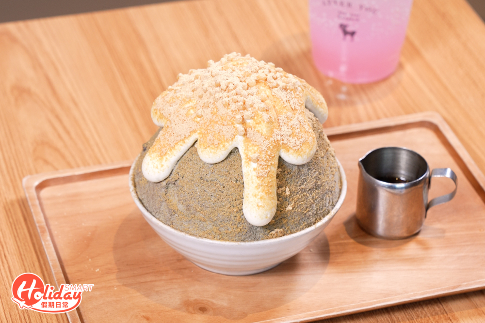 新店推出新款甜品,刨冰有黑糖焙茶珍珠刨冰,面頭鋪滿黃豆粉及醇厚的脆米奶蓋,再淋上黑糖蜜醬,食落綿滑又甜而不膩!冰內有焦糖啫喱及煙韌的焙茶珍珠,食落茶味更濃郁清新。