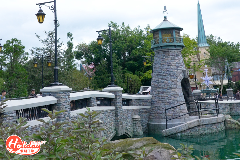 國王橋是以愛莎和安娜亿父親艾爾納國王而命名，橋附近可以看到十多顆長滿苔鮮的圓形石頭，它們是偽裝成石頭的石精靈。