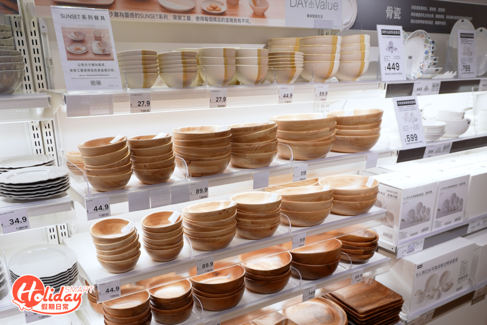 由9月22日開幕日起到10月9日推出開業優惠，全場購物每滿$200即減$20，而且任何消費會贈送黑貓扇子一把及滿$100更會送上限量版訂製款購買袋，全部均送完即止。另外即場免費申請NITORI積分卡，成為會員後每次消費能賺積分，每100分當HK$1使用。