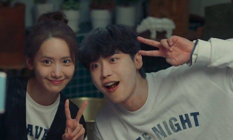 李鍾碩同潤娥喺劇中飾演一對夫妻，俊男美女嘅組合十分養眼