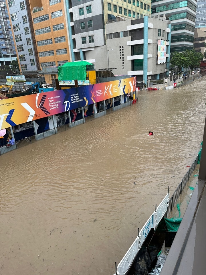 國際專業保險諮詢協會會長羅少雄表示世紀暴雨令唔少車主損失慘重,包括喺馬路上「死火」,或停車場坐駕被淹。