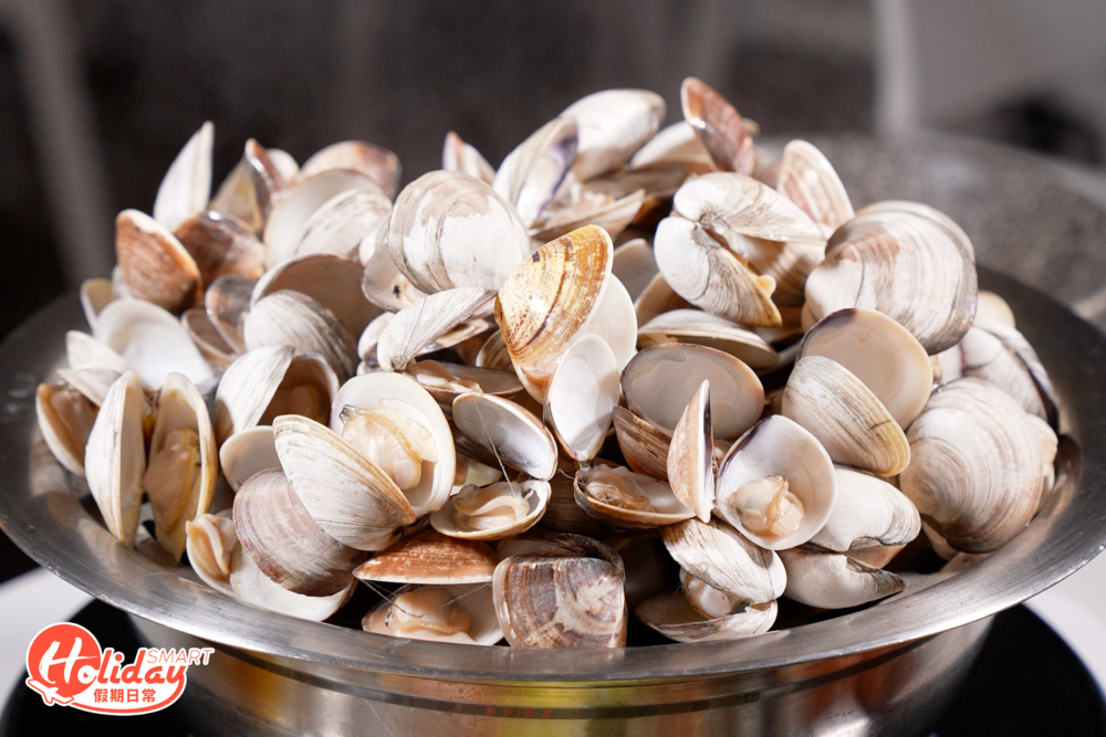 沙白和大蜆都是任食，整座滿滿的蜆山非常澎湃，食落都飽滿又鮮味。