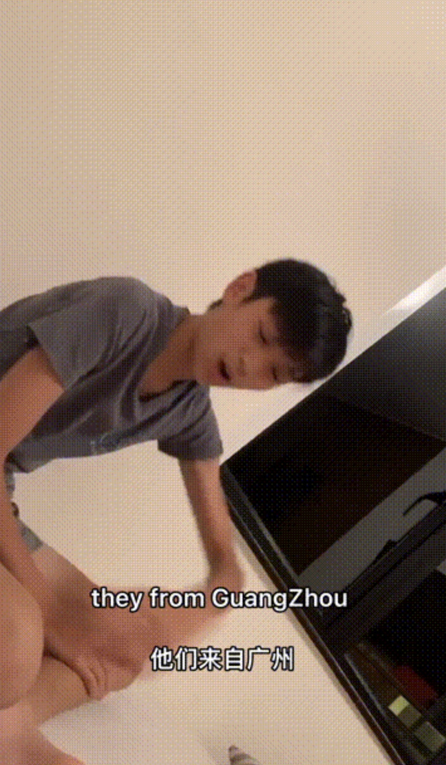 短片中魔童年紀尚小，明顯係幾年前拍攝