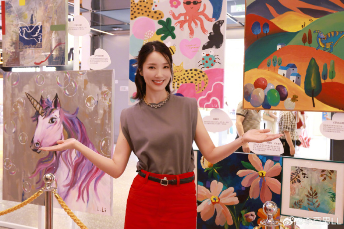 最近李亞男就喺內地開公益畫展