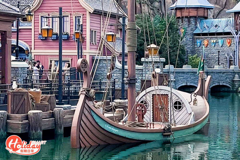 大家來到可以見到港口停泊了三艘船隻，其中包括電影中安娜與漢斯王子見面時所坐的小船。