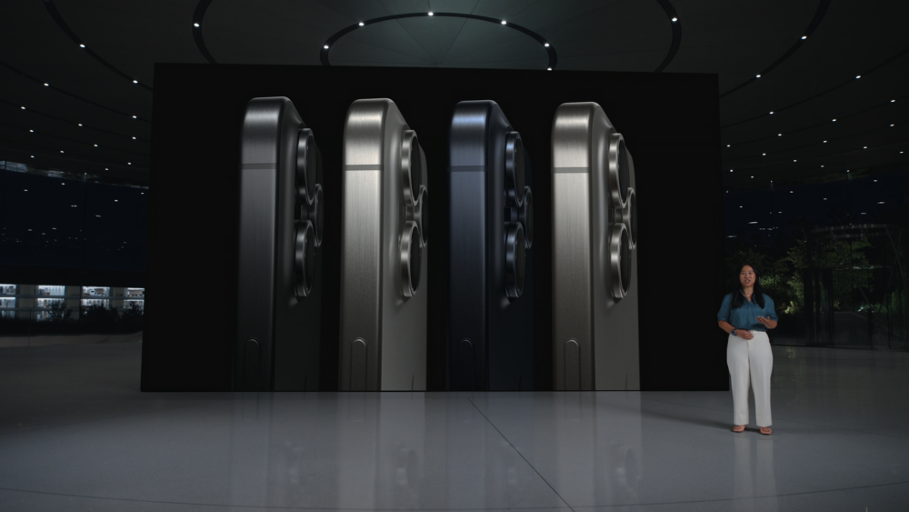 4種顏色:太空黑、銀色、深藍色及泰坦灰(Titan Gray,又稱鈦金灰)。