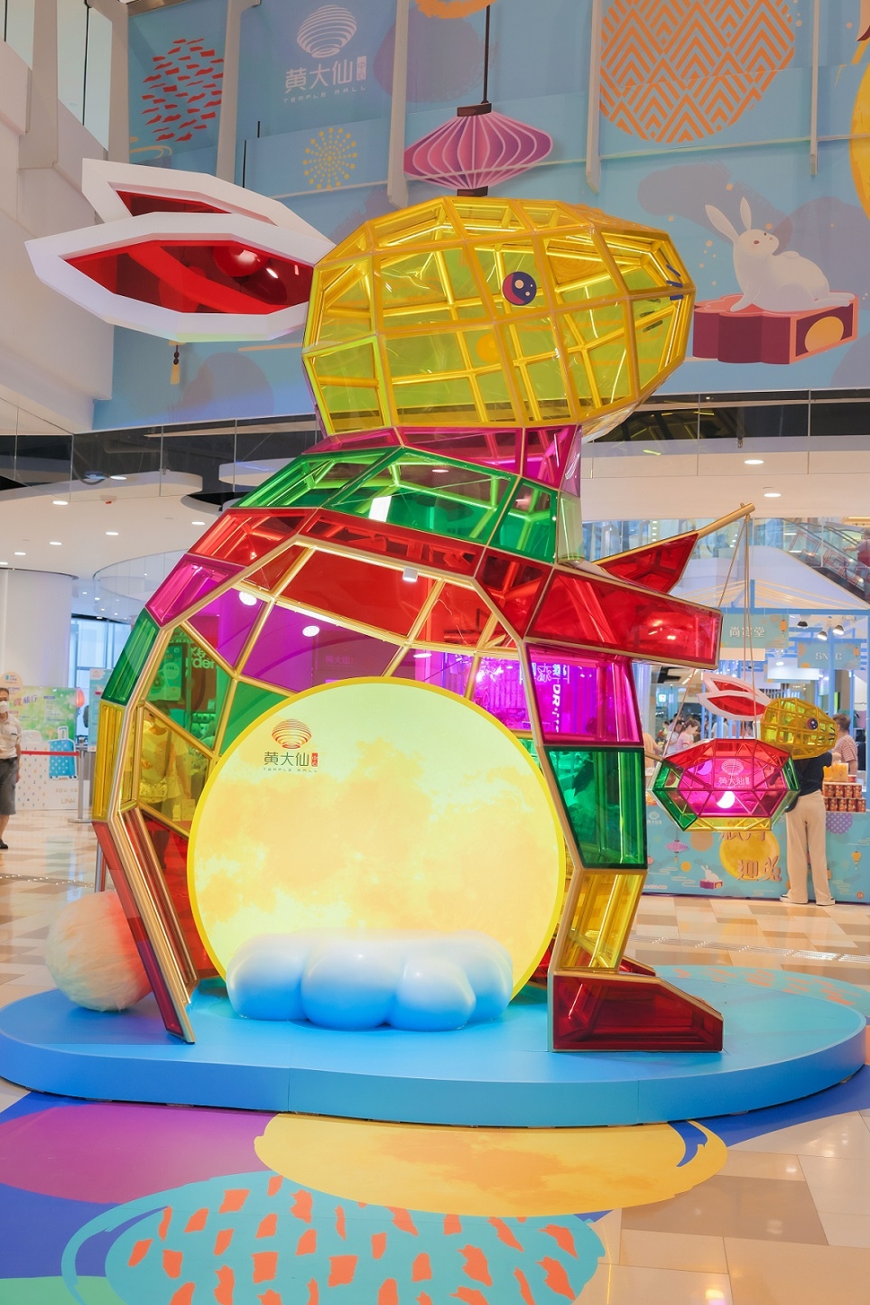 逾4米高、參照傳統玻璃紙手造燈籠設計的巨型月兔燈籠