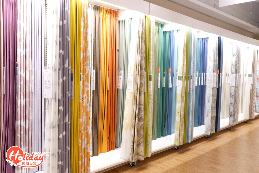 而家品系列必買招牌窗簾，店家提供不同顏色及圖案，如藍天白雲圖案、碎花及牛仔布款式都有。