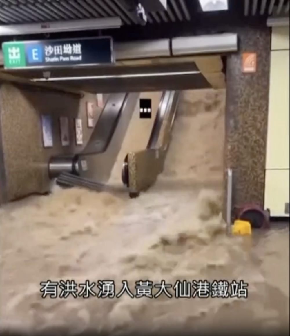 從網上嘅影片可見，黃大仙站被雨水湧入，出入口樓梯更變瀑布