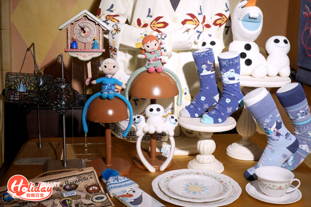 另有Frozen精品店，必買愛莎、安娜及可愛小白頭箍款式，還有精緻餐具和主題擺設等。