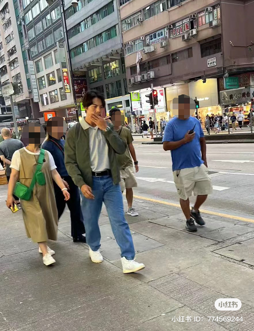 從網友分享至小紅書嘅相片同影片可見，喺街頭行走嘅William一身樸素打扮簡直融入咗秒變路人。