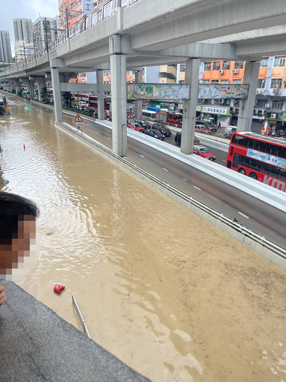 天文台喺天氣預告中提到星期二局部地區雨勢仍然較大
