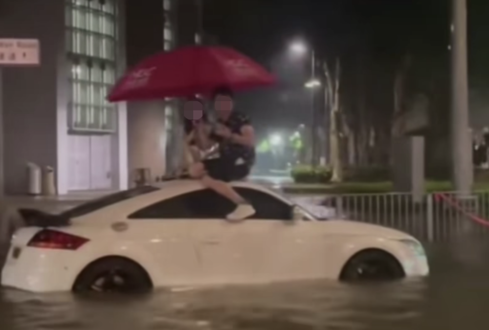 事主又表示喺車頂等咗半個鐘左右，等啲水退咗佢哋就落地再等拖車將車拖走。