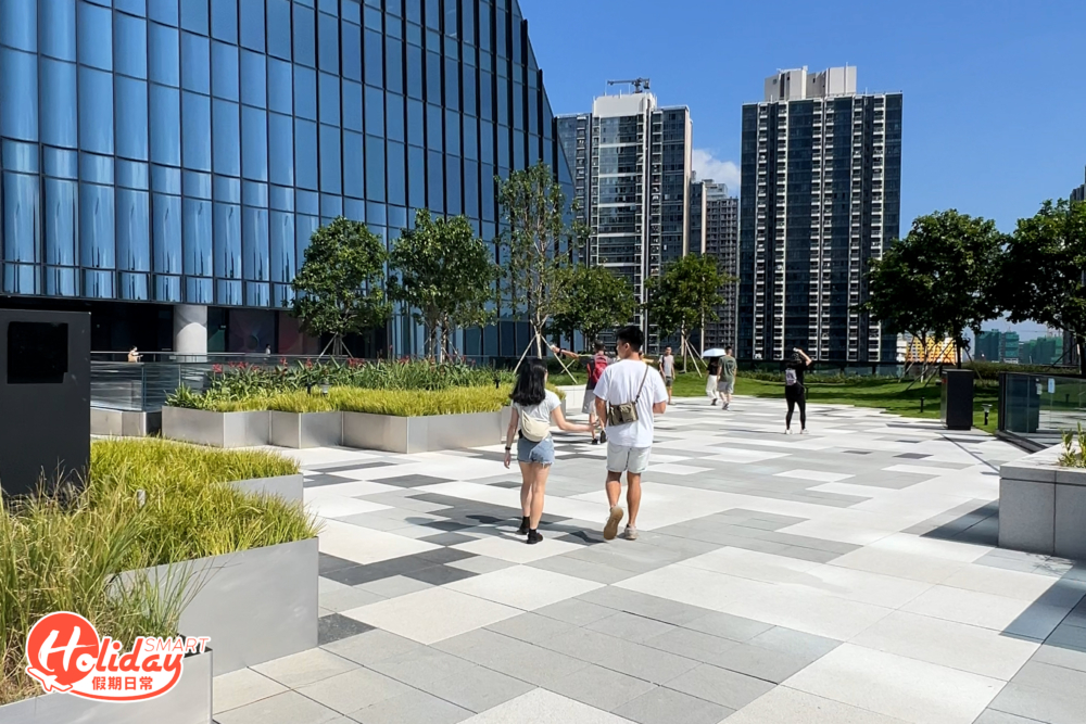 接近18,000平方呎的綠化面積，設有空中花園、露天劇場及都市農莊供公眾及租戶享用。