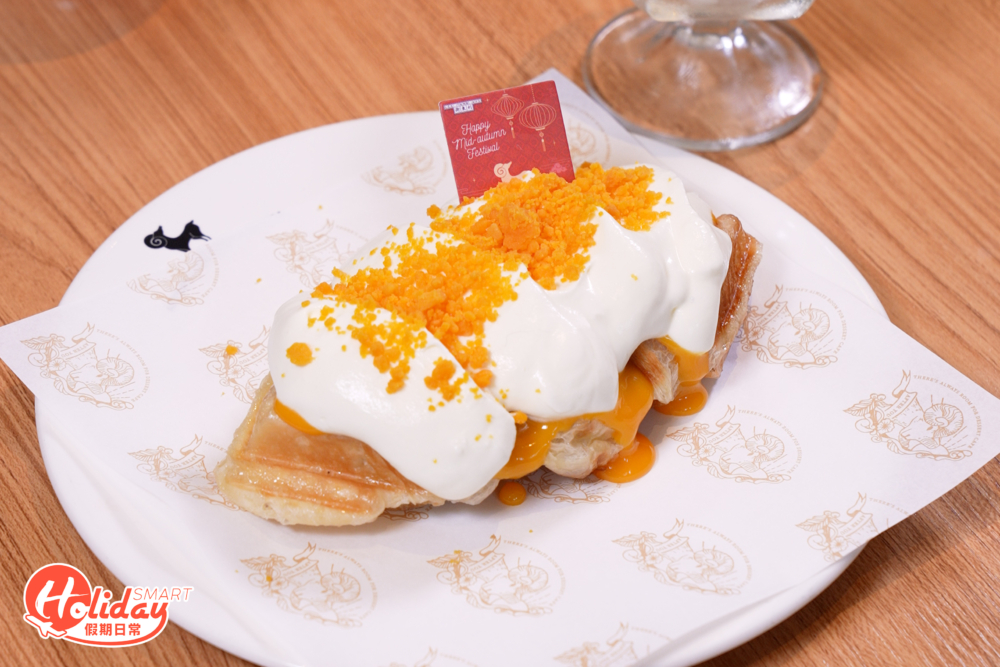 另外也推出中秋節限定,鹹蛋牛角窩夫食落鹹香濃厚,配上雲呢拿雪糕,食落帶濃郁奶香;芒果忌廉牛角窩夫食落清新帶果香甜,再配上泰國芒果雪糕很搭配,一定能滿足到甜品控!