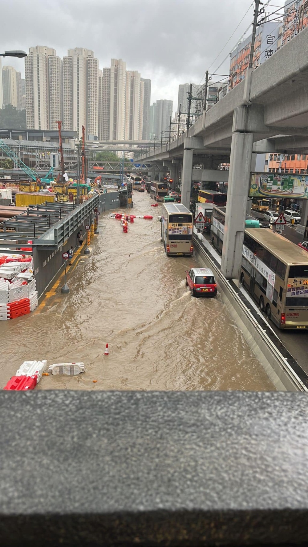 百年一遇嘅暴雨仍然持續,今朝西貢、將軍澳、觀塘等地落大雨