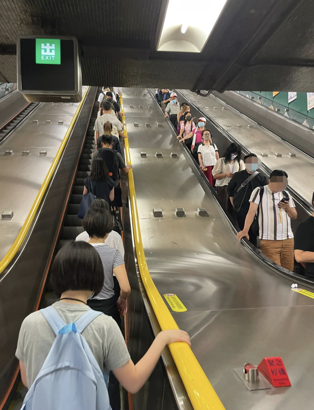 留返左邊畀其他人通過。