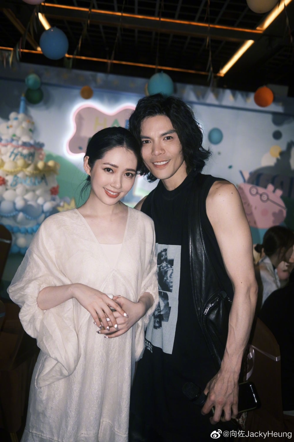 向佐之前雖被傳偷食,但佢同老婆郭碧婷婚姻未有受到影響