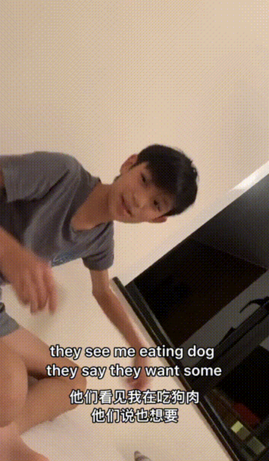 片中佢邊Rap邊手舞足蹈，微博瘋傳配上字幕嘅影片