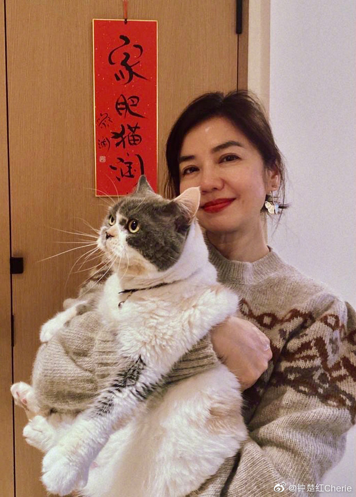 化咗妝嘅紅姑明艷照人