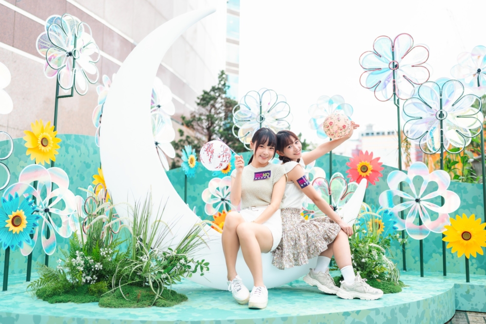 2米高的彎月燈裝置！