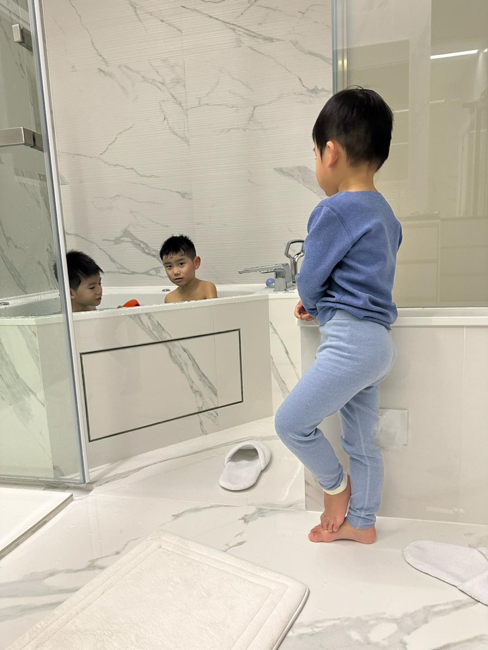 葉翠翠屋企以米白色為主調，客廳地板及牆身都用雲石紋舖砌