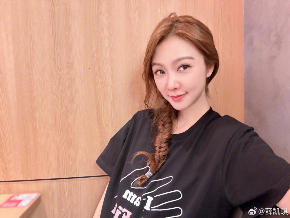 現年41歲嘅Fiona北上發展十分成功，出演咗好多人氣綜藝節目