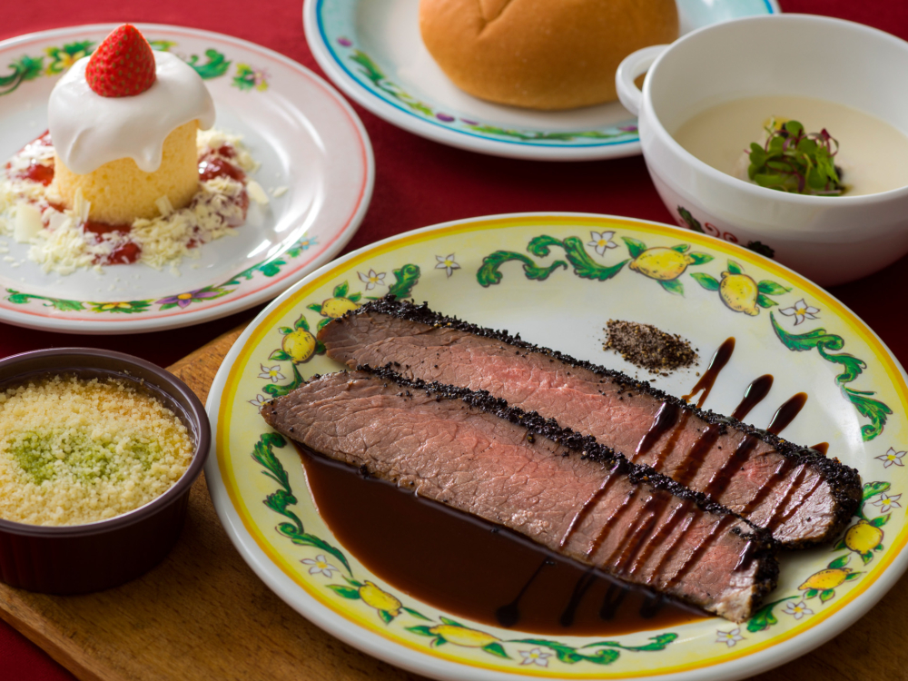 東京迪士尼樂園及東京迪士尼海洋供應的聖誕主題美食都不同～